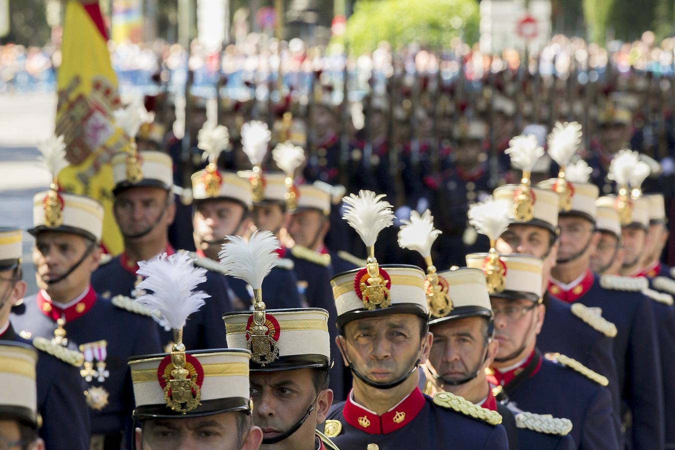 Sábado, 7 de junio: Un momento del desfile que ha tenido lugar hoy en el central de la celebración del Día de las Fuerzas Armadas que ha tenido lugar hoy en la madrileña plaza de la Lealtad. EFE/Fernando Alvarado