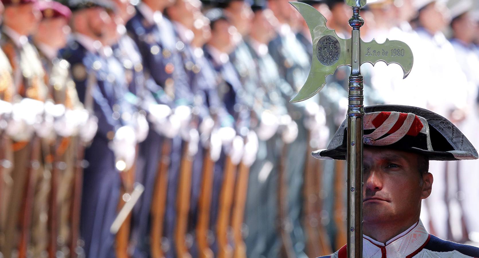 Sábado, 7 de junio: Una compañía de la Guardía Real rinde los Honores de Ordenanza antes del inicio del homenaje ante el monumento a los caídos en la madrileña plaza de la Lealtad, donde tuvo el acto central de la celebración del Día de las Fuerzas Armadas que preside el rey Juan Carlos, acompañado de la reina Sofía y los Príncipes de Asturias. EFE/Javier Lizón