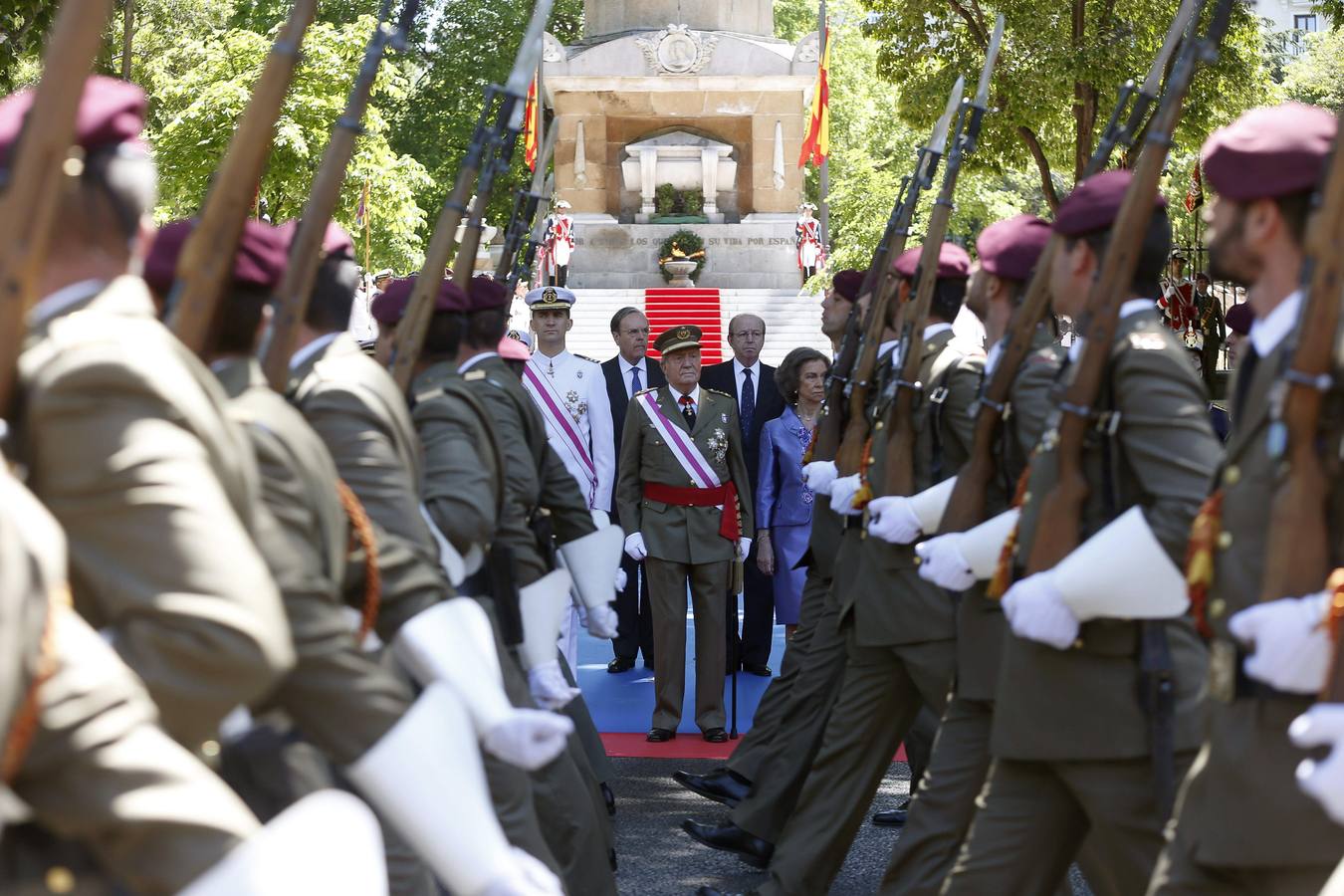 Sábado, 7 de junio: Los Reyes y los Príncipes presiden el desfile en el acto central del Día de las Fuerzas Armadas de homenaje a los caídos, que supondrá la despedida del Rey como jefe supremo de los ejércitos. Se trata de la primera vez en la que comparecen juntos los Reyes y los Príncipes en una acto institucional tras el anuncio de abdicación del monarca el pasado lunes. EFEJavier Lizón.