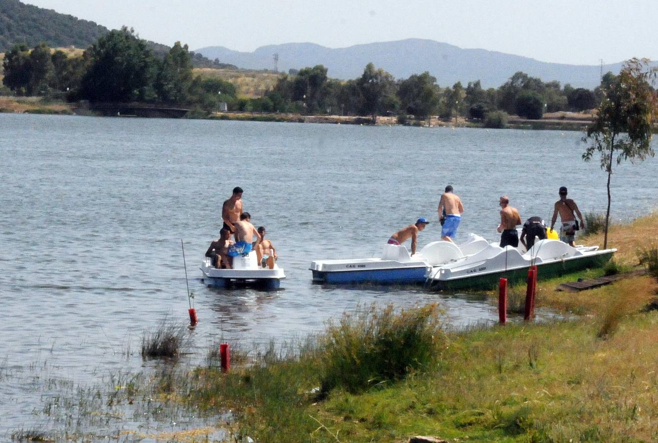 Jóvenes navegan con hidropedales en el lago Proserpina en Mérida. Foto: Brígido Fernández