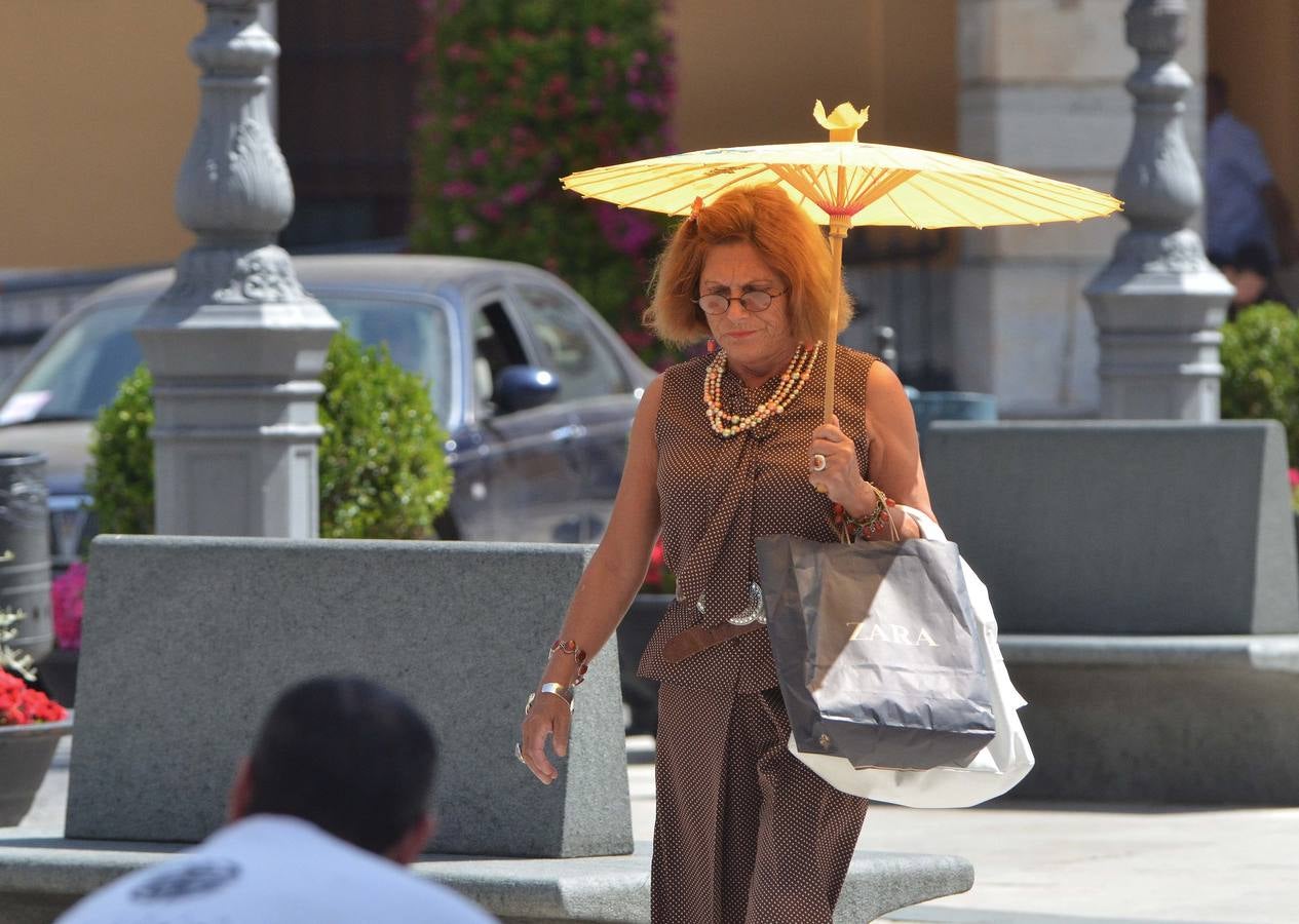 Una señora pasea con una parasol por Plaza de España en Badajoz. Foto: Casimiro Moreno