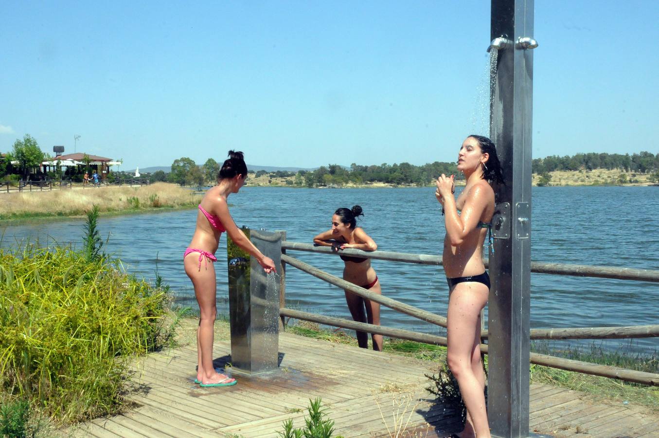Un grupo de chicas se refrescan en el lago Proserpina en Mérida. Foto: Brígido Fernández