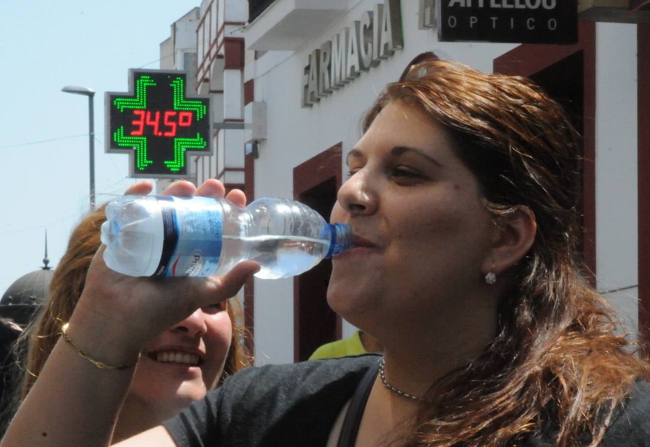 Mujer bebe agua embotellada en Mérida. Foto: Brígido Fernández