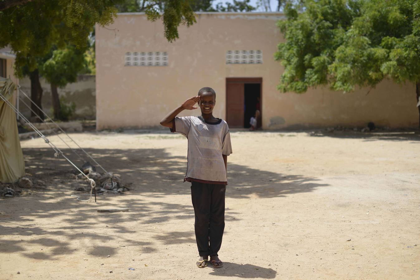 Un joven saluda en la Academia General de Policía Kahiye en Mogadiscio, Somalia