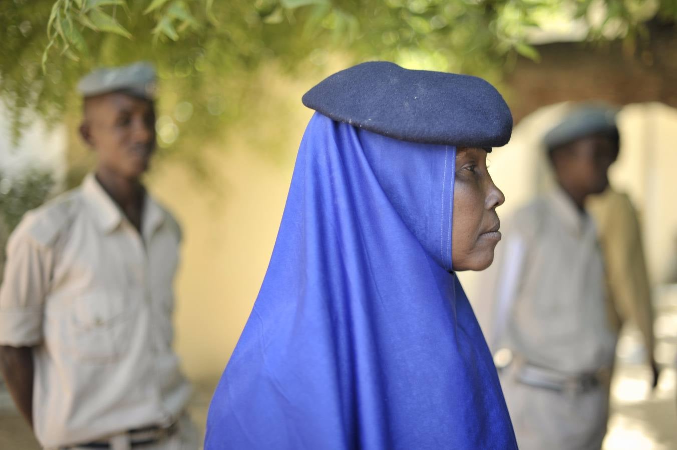 Una agente de policía vigila un ejercicio de entrenamiento llevado a cabo por la Unión Africana en la Academia General de Policía Kahiye en Mogadiscio, Somalia.