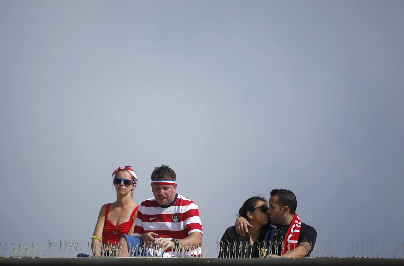 Aficionados ven el partido de fútbol entre Ghana y los EE.UU en Hermosa Beach