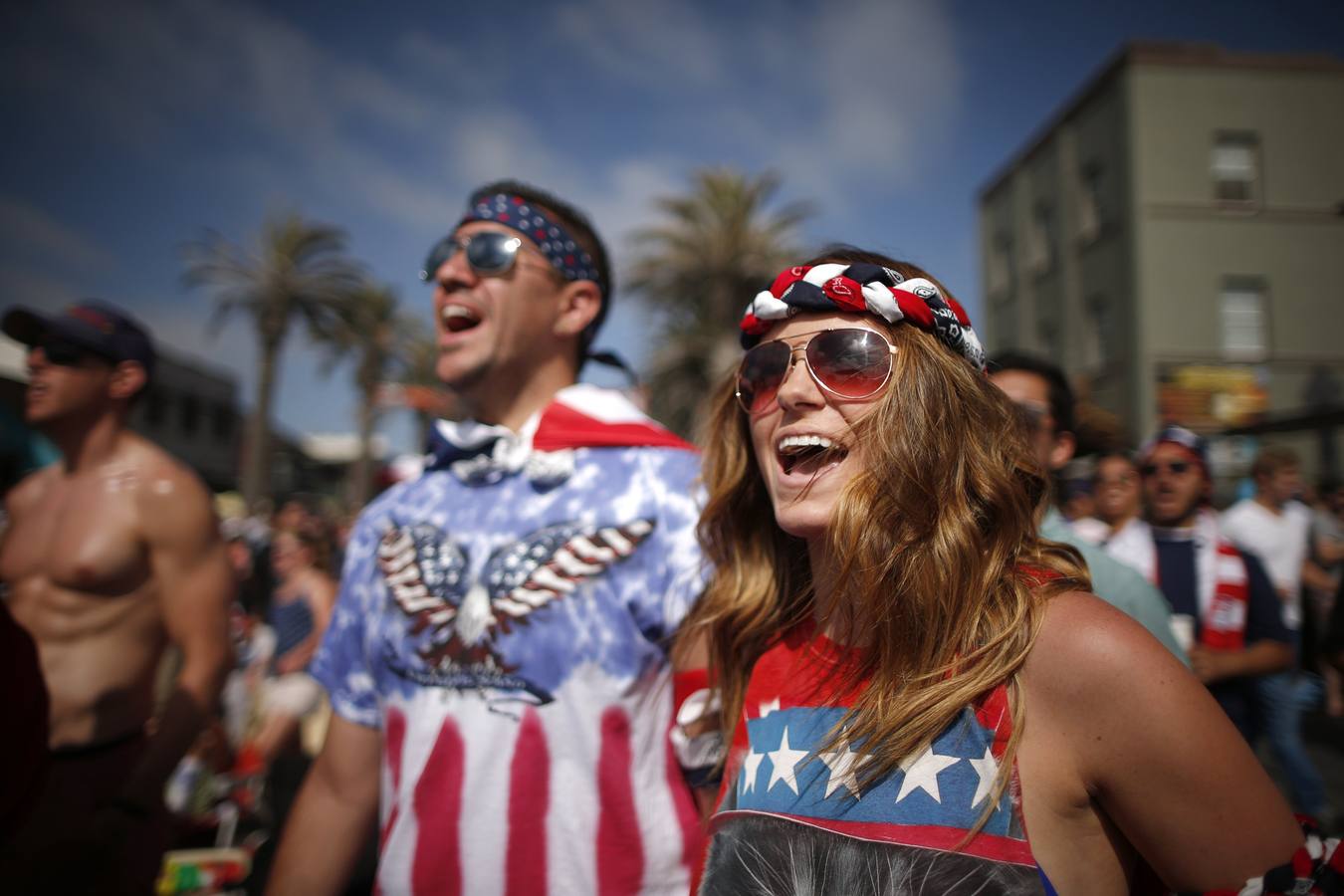 Jesse Vélez y Alexandra Deliopoulos ven el partido de fútbol entre Ghana y los EE.UU en Hermosa Beach, California.