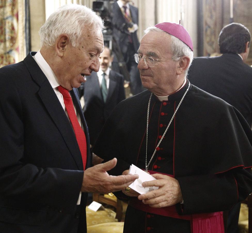 El ministro de Asuntos Exteriores, José Manuel García-Margallo, conversa con el nuncio apostólico en España, Renzo Fratini.