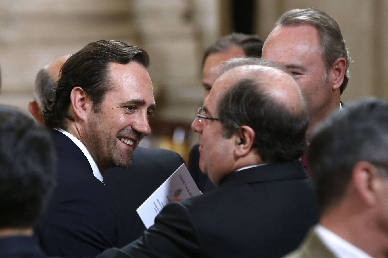 El presidente de Baleares, José Ramón Bauzá, conversa con el presidente de las Cortes de Castilla y León, Juan Vicente Herrera, en presencia del president de la Generalita valenciana, Alberto Fabra.