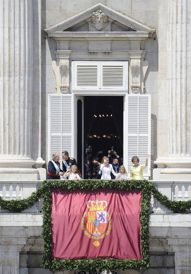 La Familia Real saluda desde el balcón del Palacio