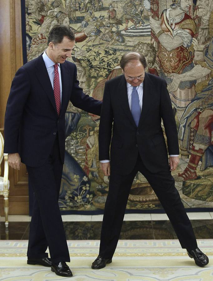 El rey Felipe conversa con el presidente del Senado, Pío García Escudero.