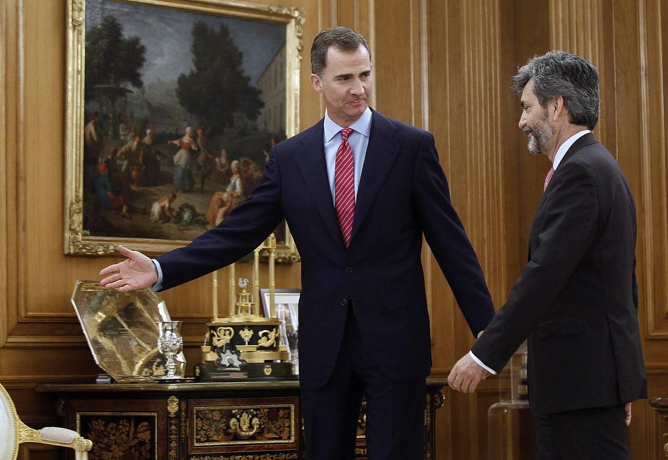 El rey Felipe, junto al presidente del Tribunal Supremo y del Consejo General del Poder Judicial, Carlos Lesmes