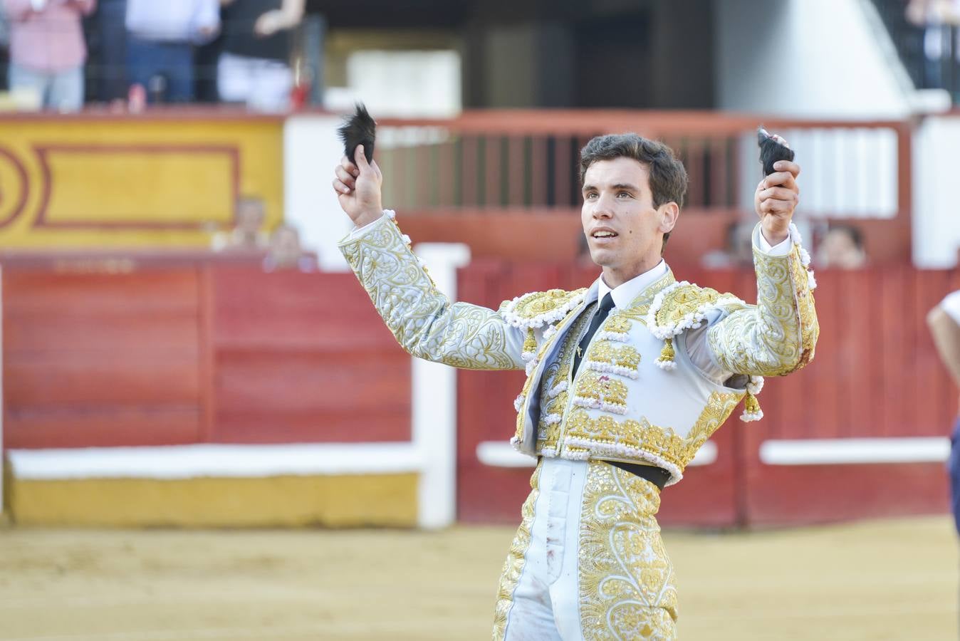 Perera y Campos salen a hombros en Badajoz