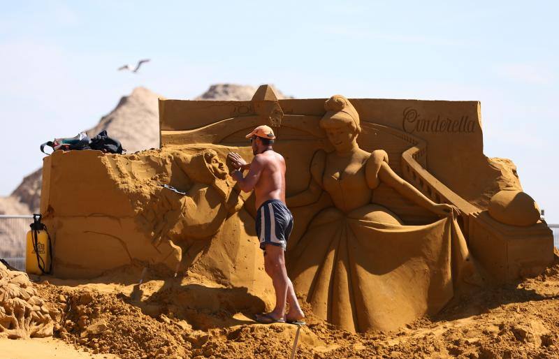 Escultores de arena realizan sus obras en el Festival de Ostende. Un equipo de 33 escultores de todo el mundo pasarán cinco semanas elaborando esculturas gigantes basadas en 'Disneyland Paris'. Se necesitan seis mil toneladas de arena para completar 150 esculturas que se podrán ver entre el 28 de junio y el 31 de agosto. REUTERS / Francois Lenoir.