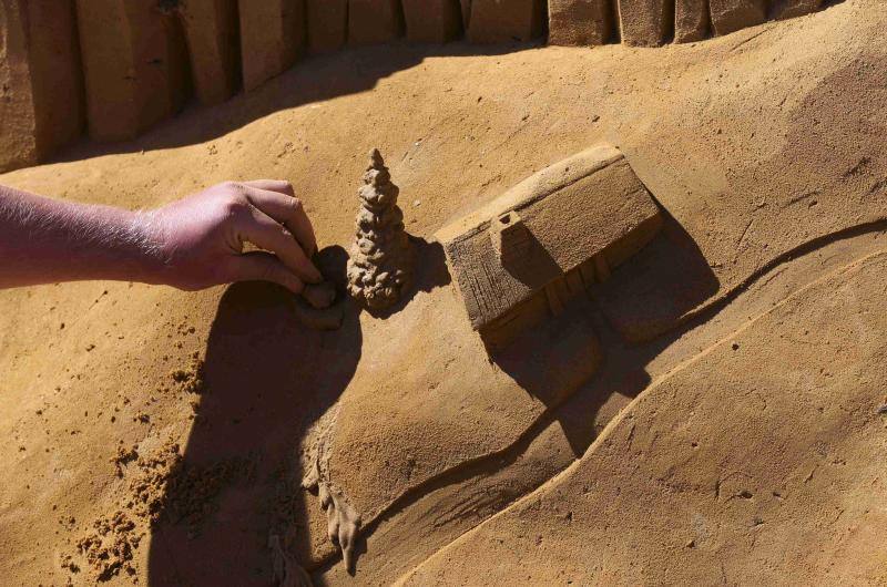 Escultores de arena realizan sus obras en el Festival de Ostende. Un equipo de 33 escultores de todo el mundo pasarán cinco semanas elaborando esculturas gigantes basadas en 'Disneyland Paris'. Se necesitan seis mil toneladas de arena para completar 150 esculturas que se podrán ver entre el 28 de junio y el 31 de agosto. REUTERS / Francois Lenoir.