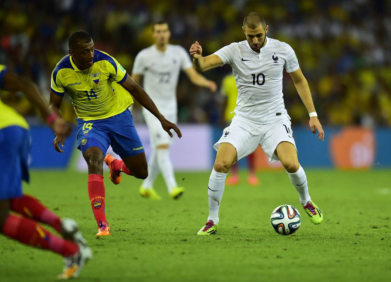 Benzema controla el esférico.