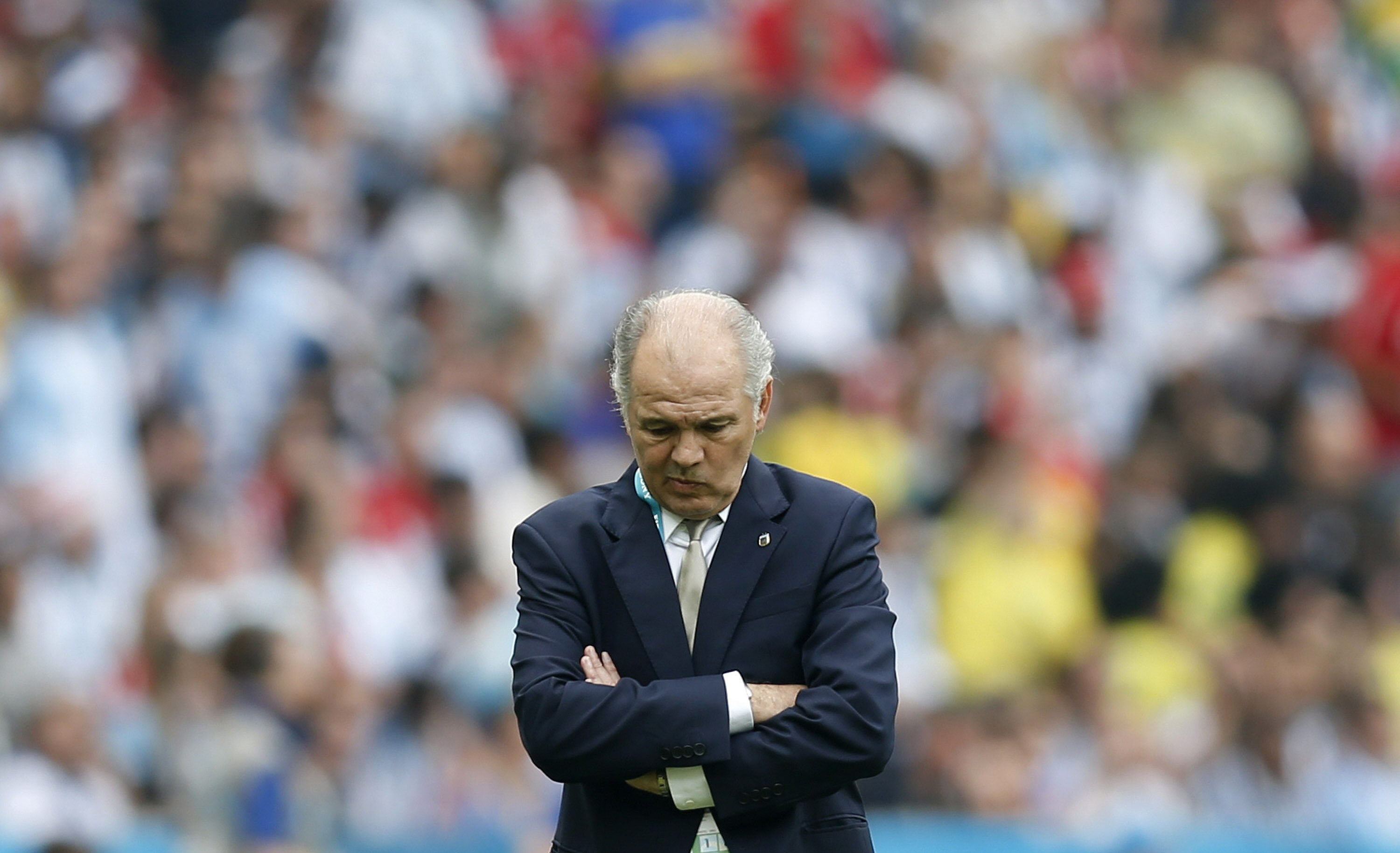 Sabella, el seleccionador argentino, se retira cabizbajo al final del primer tiempo.