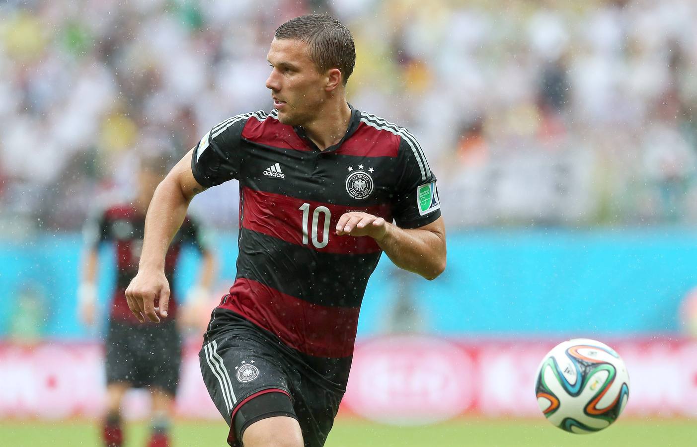 Podolski visualiza un pase.