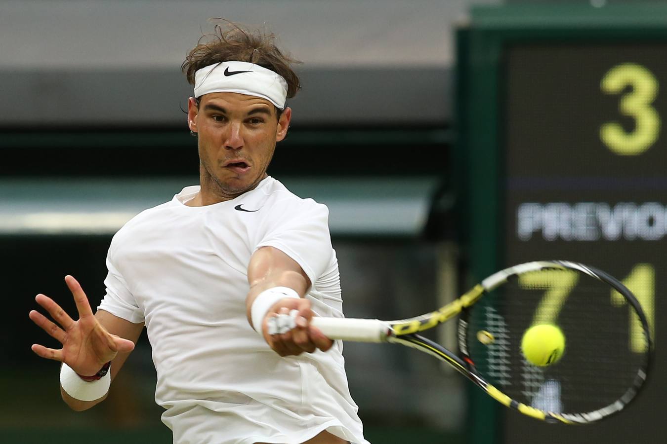 Nadal golpea la pelota.