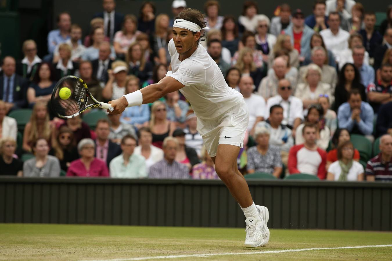 Nadal golpea la pelota.