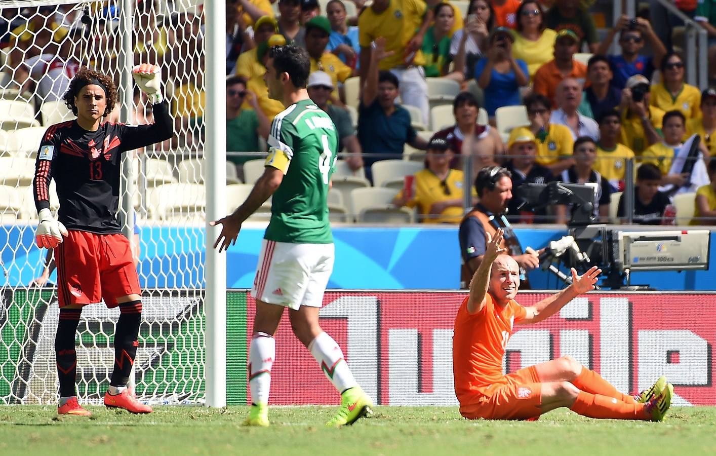 Robben se queja de un posible penalti.