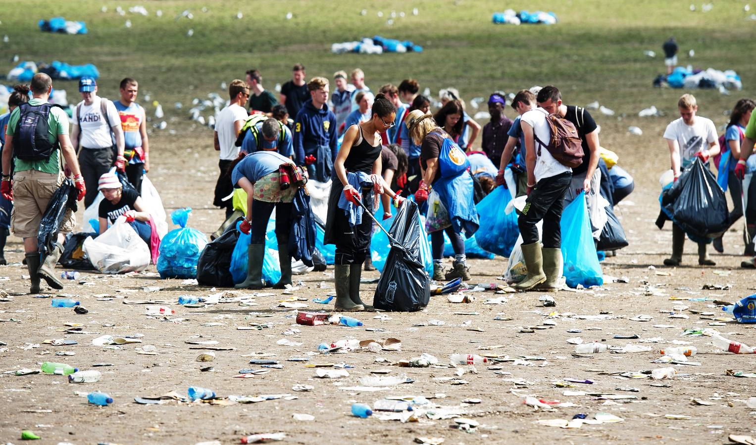 Lunes, 30 de junio. Algunos voluntarios recogen la basura que los asistentes abandonan en el recinto del festival, después de la Celebración del Festival de Glastonbury 2014 en Worthy Farm, Cerca de Pilton, en el sureste de Inglaterra, Reino Unido. EFE / Voluntad Oliver