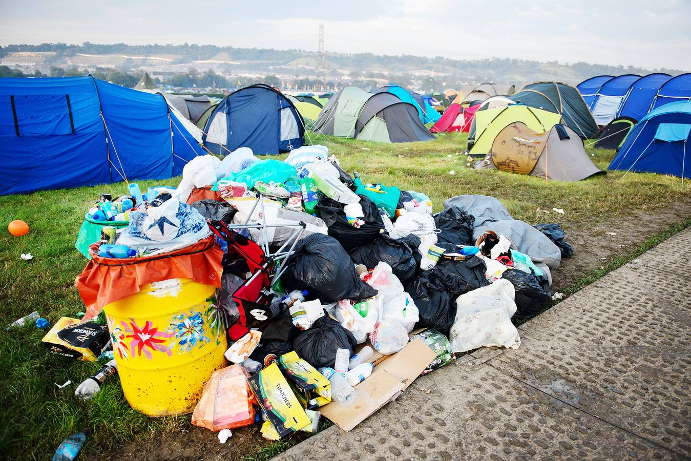 Lunes, 30 de junio. Tiendas de campaña y montañas de basura en la zona de camping la mañana después de que finalizara el Festival de Glastonbury de Música y Artes Escénicas en Worthy Farm en Somerset, suroeste de Inglaterra. AFP PHOTO / LEON NEAL