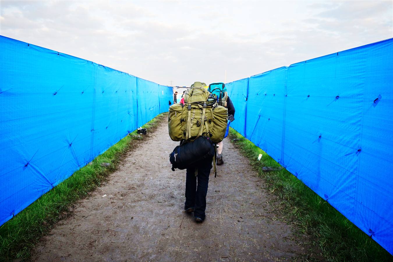 Lunes 30 de junio. Los noctámbulos comienzan al amanecer su viaje a casa después de que finalizara el Festival de Glastonbury de Música y Artes Escénicas en Worthy Farm en Somerset, suroeste de Inglaterra. AFP PHOTO / LEON NEAL