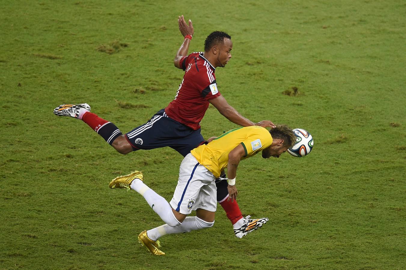 Viernes, 4 de junio. El jugador de la selección brasileña de fútbol, Neymar, se despidió del Mundial después de que Juan Camilo, jugador del equipo colombiano, golpeara su columna vertebral fracturándole una vértebra. EFE/REUTERS/AFP