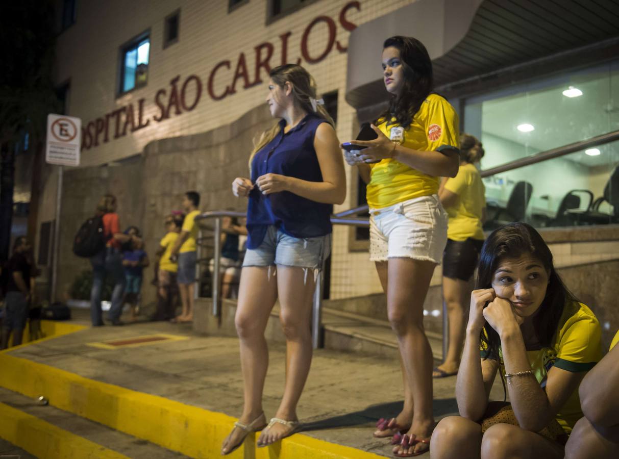 Viernes, 4 de junio. El jugador de la selección brasileña de fútbol, Neymar, se despidió del Mundial después de que Juan Camilo, jugador del equipo colombiano, golpeara su columna vertebral fracturándole una vértebra. EFE/REUTERS/AFP