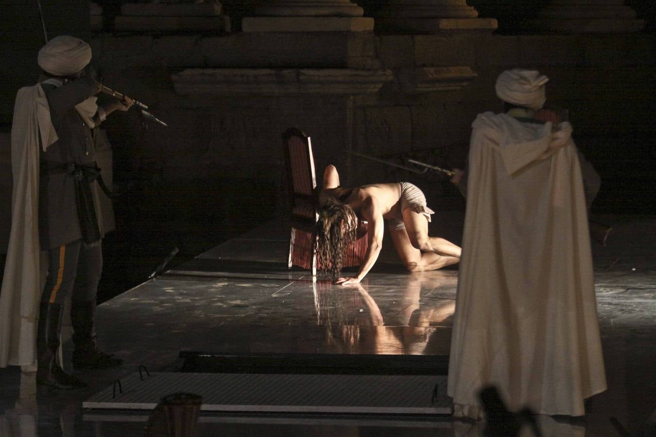 Jueves, 3 de julio. Con la ópera de Strauss 'Salomé' arrancaba la 60 edición del Festival de Teatro Romano de Mérida. Una obra cantada en alemán por la soprano Gun-Brit Barkmin, Ángeles blancas en su papel de alocada Salomé y el barítono José Antonio López como Juan El Bautista. Con subtítulos proyectados en pantallasy bajo la coreografía de Víctor Ullate la obra estuvo acompañada por la Orquesta de Extremadura bajo la batuta de Álvaro Albiach. Foto: J.M. Romero