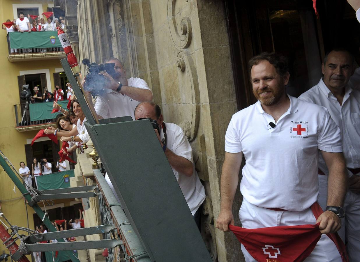 Domingo, 6 de julio. El chupinazo que ha lanzado el presidente de la Cruz Roja en Pamplona, Mikel Martínez, ha abierto a las doce del mediodía las fiestas de San Fermín. EFE/REUTERS/AFP