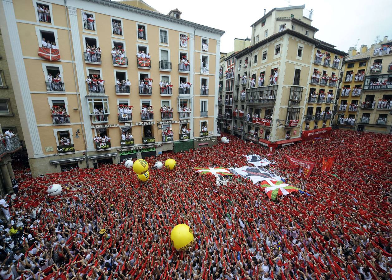 Domingo, 6 de julio. El chupinazo que ha lanzado el presidente de la Cruz Roja en Pamplona, Mikel Martínez, ha abierto a las doce del mediodía las fiestas de San Fermín. EFE/REUTERS/AFP
