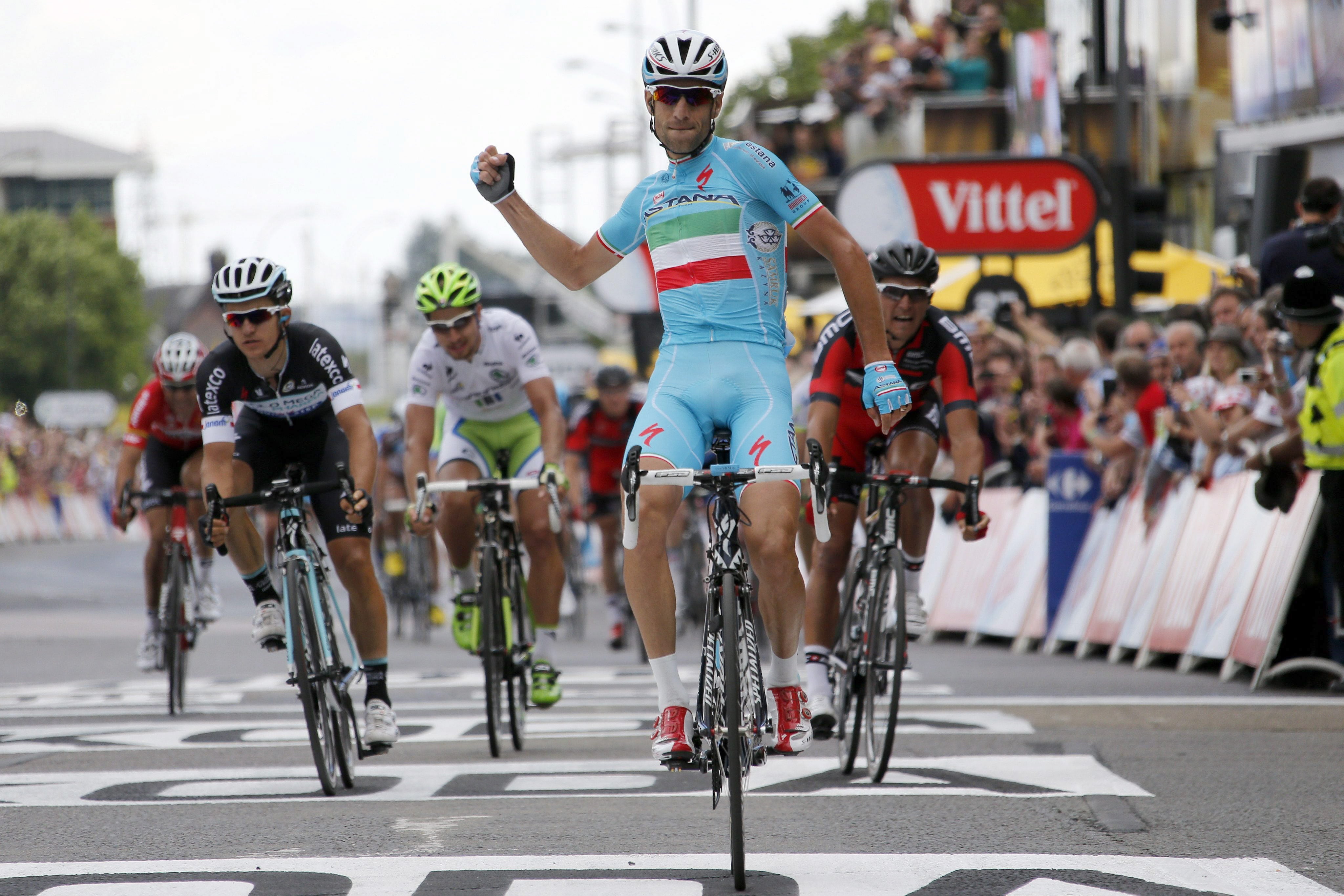 Vincenzo Nibali alza el puño en señal de victoria en la segunda etapa.