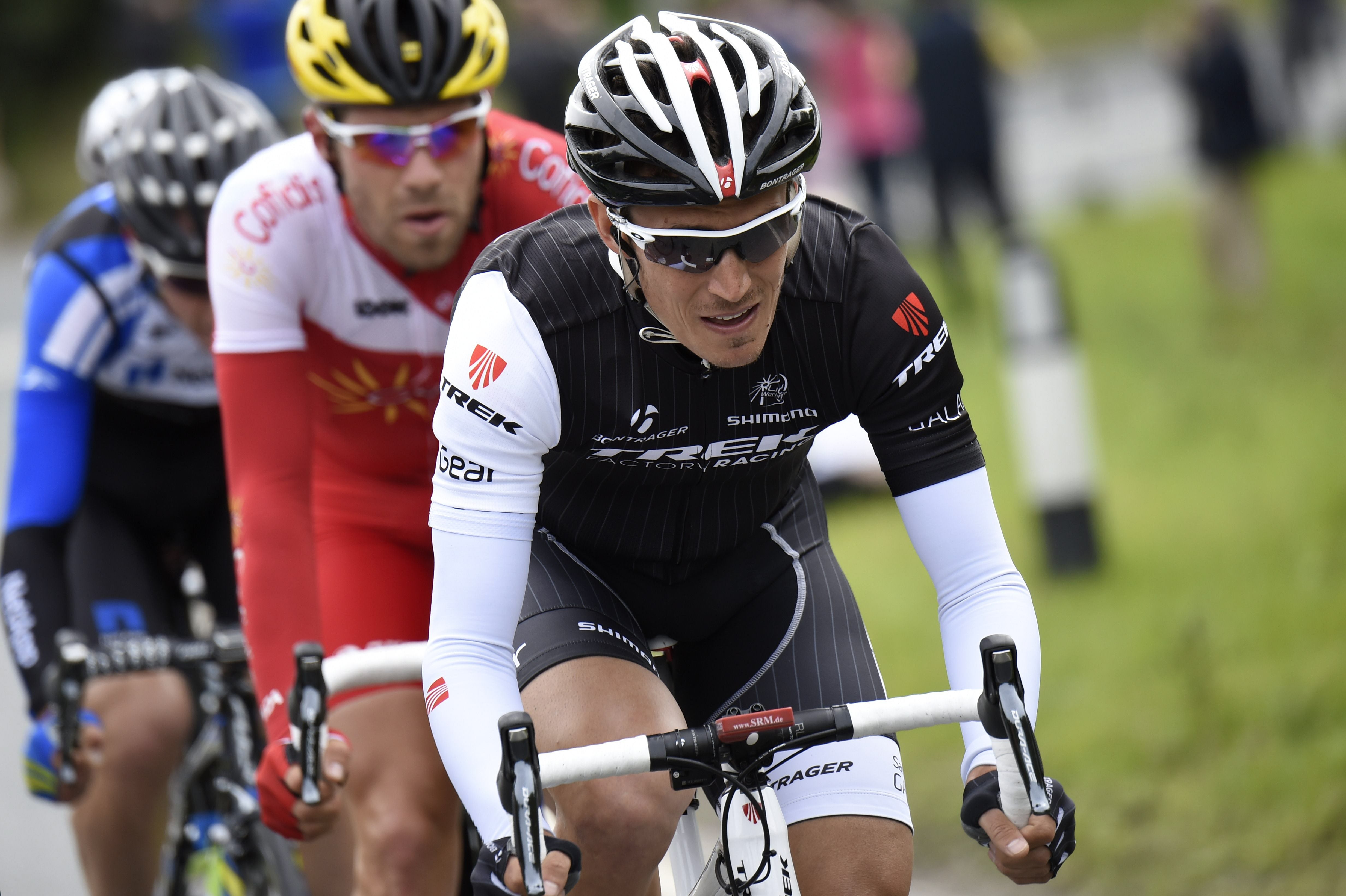 Matthew Busche, France's Cyril Lemoine y el español David de la Cruz Melgarejo, durante la segunda etapa.