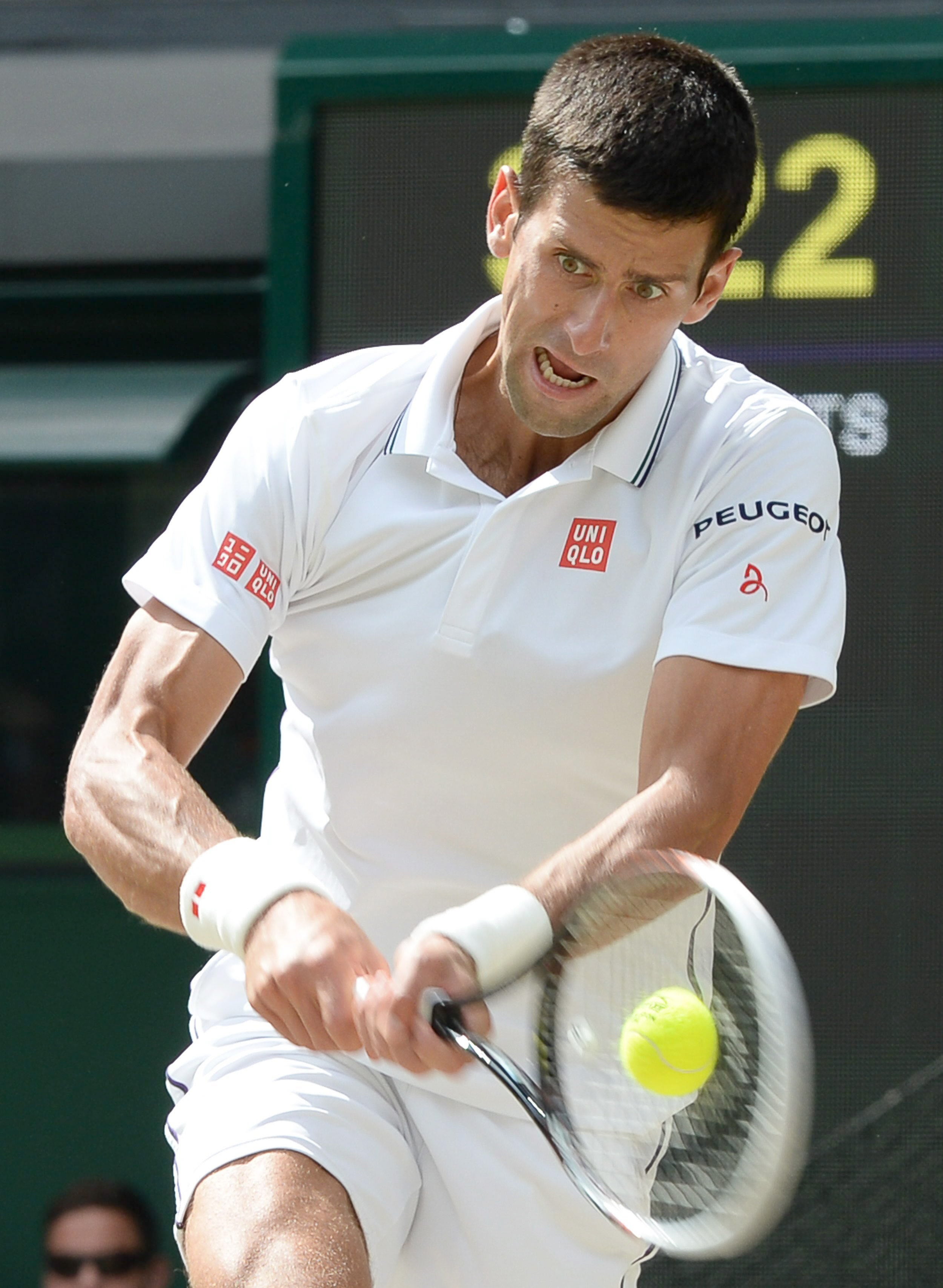 Novak Djokovic efectúa un golpe de revés.