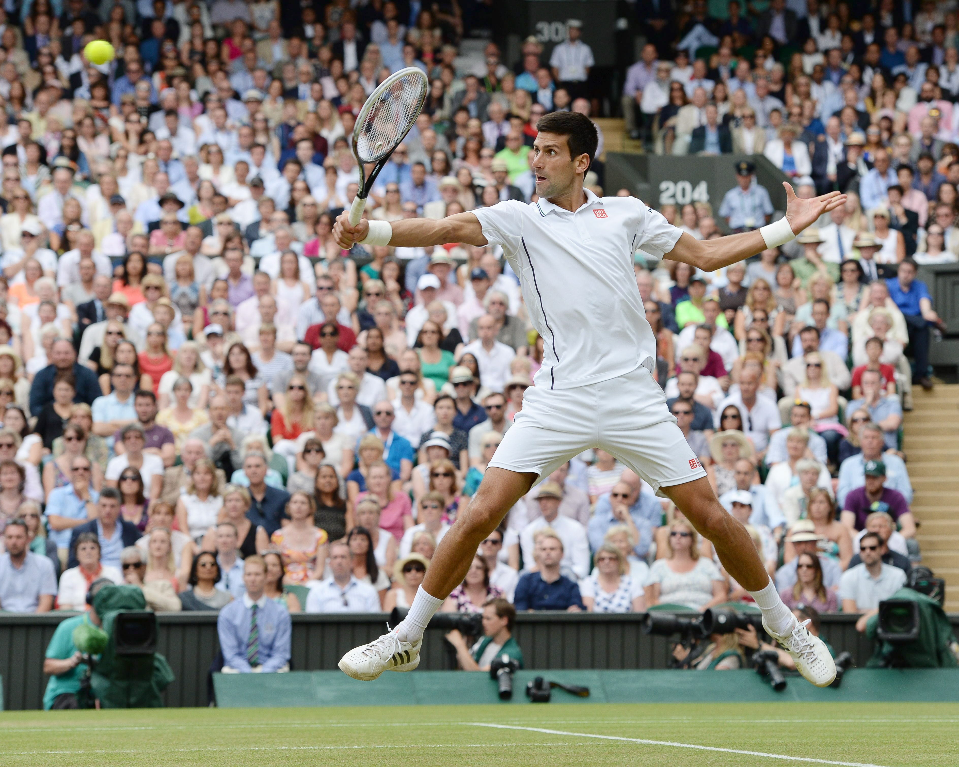 Nokvak Djokovic golpea una volea en el aire.