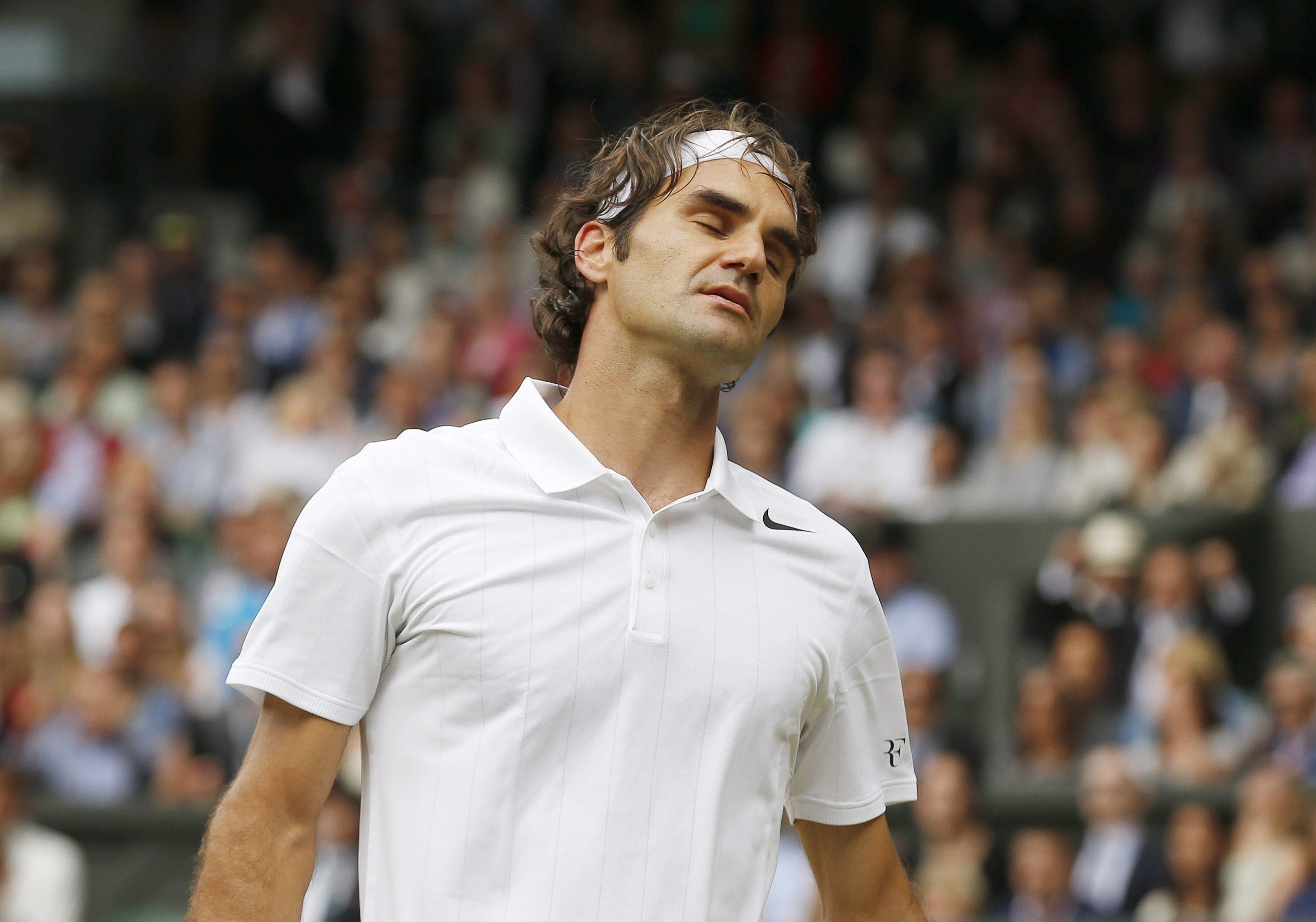 Federer se lamenta por un error.