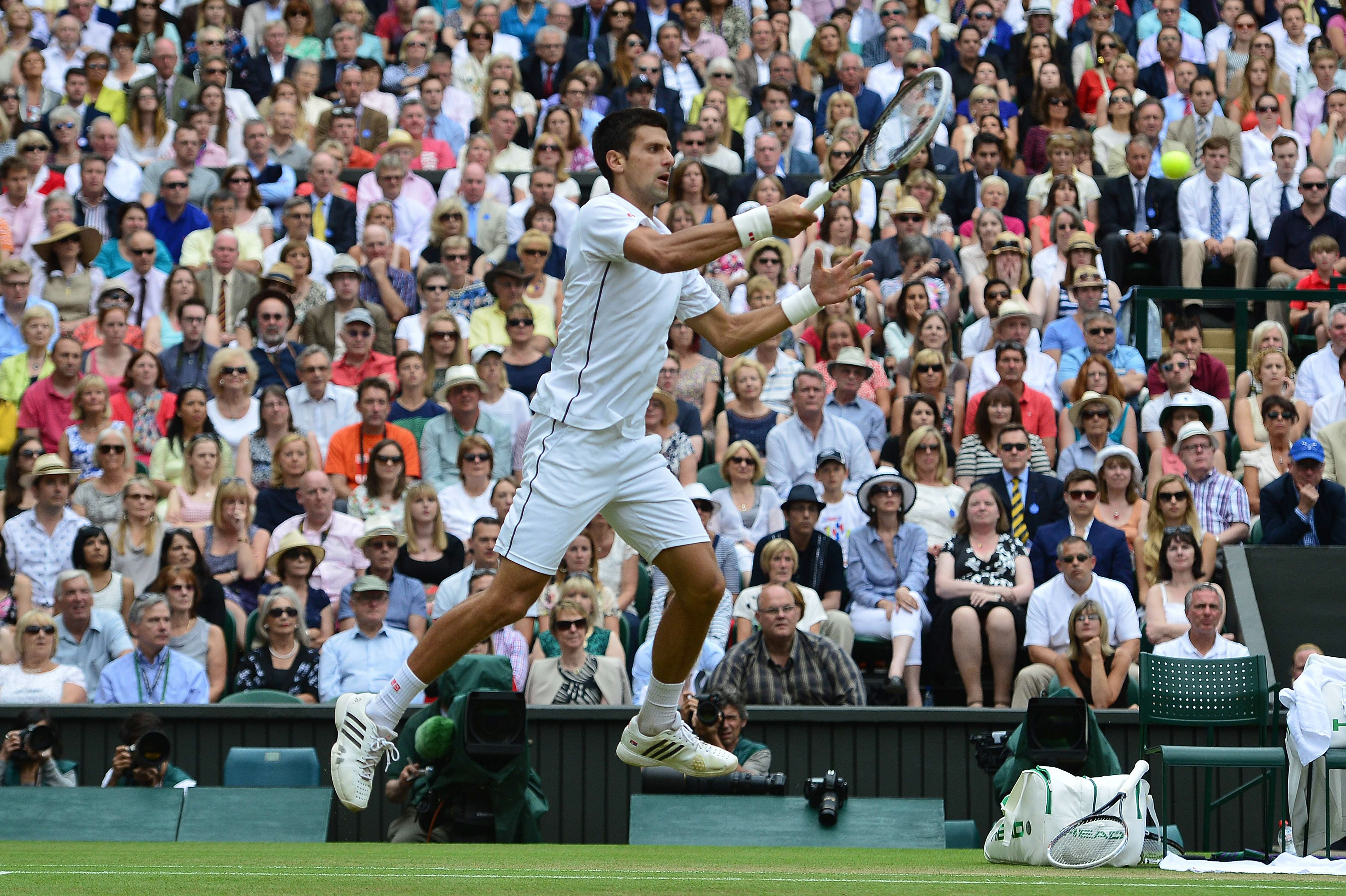 Djokovic golpea de derecha a media pista.