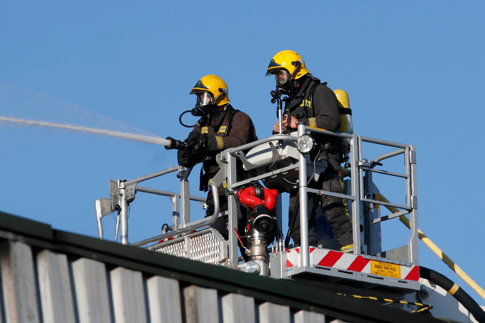 Arden varias naves de una compañía oleícola en Plasencia