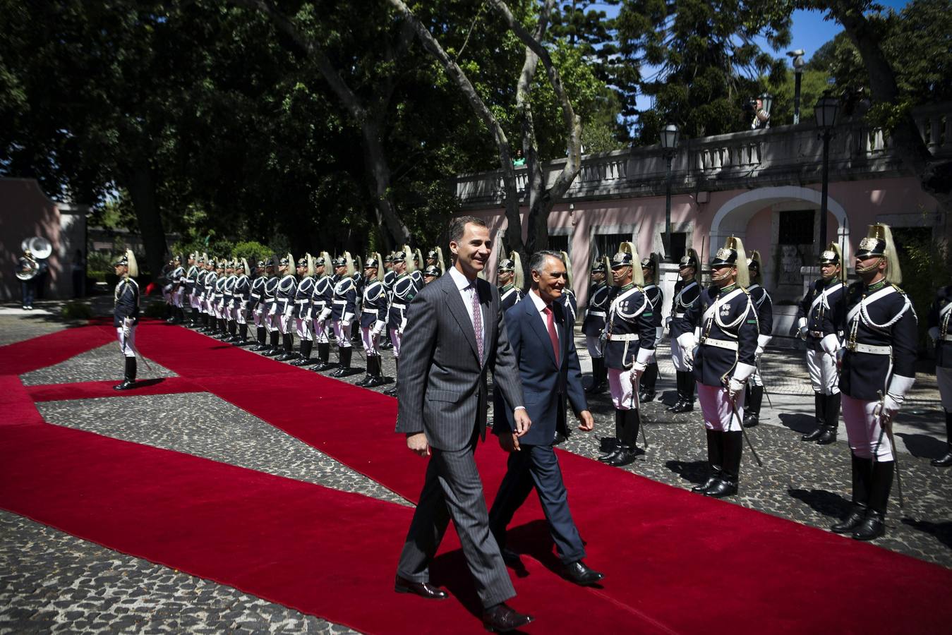 El Rey pasa revista a las tropas. En el llamado Patio de los Bichos el Rey ha pasado revista a las tropas que le habían rendido honores.