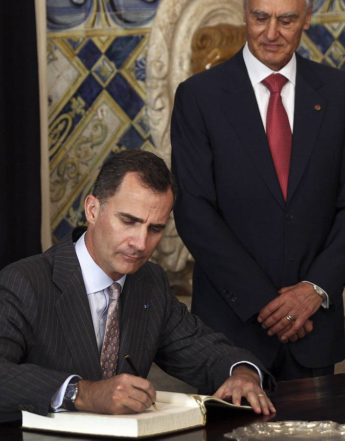 Firma en el libro de honor. Felipe VI firma el libro de honor en presencia del presidente de Portugal y su mujer, y de Doña Letizia