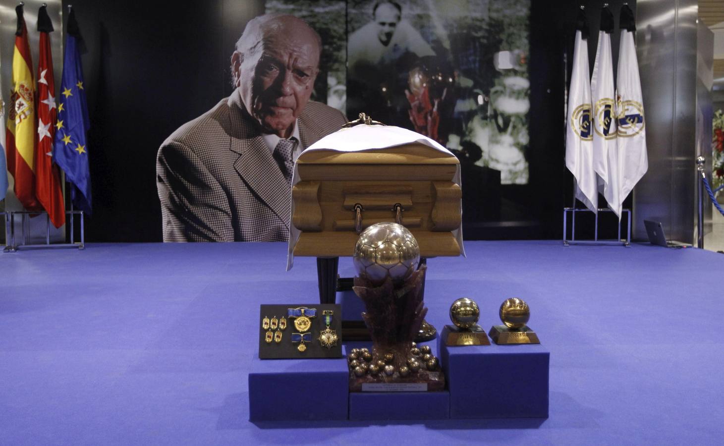 Miércoles, 9 de julio. Capilla ardiente del presidente de honor del Real Madrid, Alfredo Di Stéfano, instalada en el palco de honor del Santiago Bernabéu. Di Stéfano falleció el martes 8 de julio, a los 88 años en el hospital Gregorio Marañón de Madrid, tres días después de sufrir una parada cardiorrespiratoria cuando salía de un restaurante. Varios centenares de personas han aguardado desde primera hora de hoy a que se abrieran las puertas del palco de honor del estadio para dar el último adiós al exfutbolista y leyenda del madridismo. EFE/Zipi