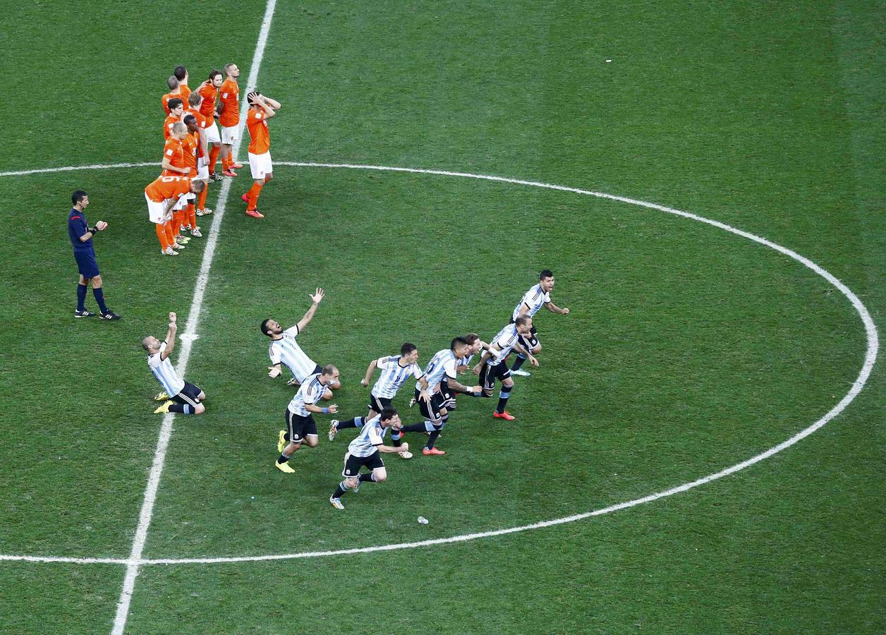 Miércoles, 9 de julio. Los jugadores argentinos celebran el pase a la final después de ganar a Holanda las semifinales del Mundial de Brasil 2014. REUTERS / Ricardo Moraes.