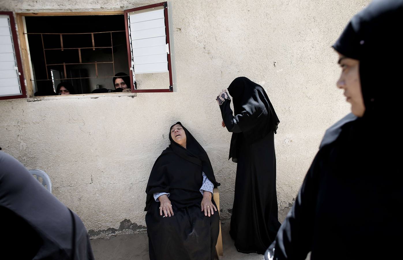 Lunes, 7 de julio. Mujeres pertenecientes a la familia al-Kaware lloran durante el funeral por los siete miembros fallecidos de la familia en Khan Yunis, en la Franja de Gaza. El padre de al-Kaware, miembro del movimiento Fatah, y su 6 hijos fallecieron el día anterior víctimas del ataque aéreo israelí. AFP PHOTO / THOMAS COEX