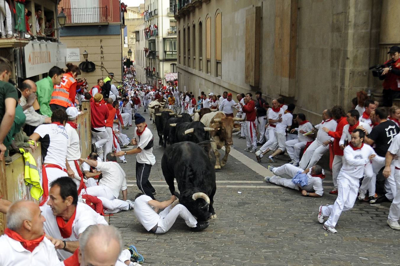Jueves, 10 de julio. Un toro de la ganadería de Garcigrande ataca a uno de los corredores del cuarto encierro. AFP PHOTO / RAFA RIVAS