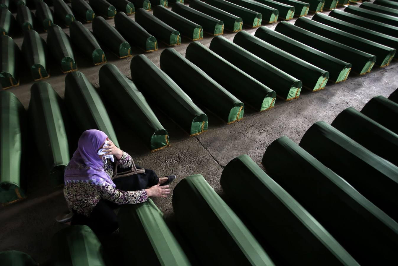 Viernes, 11 de julio. Celebración del 19 aniversario de la masacre en la que las fuerzas serbias dirigidas por Ratko Mladic asesinaron a 8000 musulmanes en Srebrenica (Bosnia i Herzegovina). Cada año, los cuerpos descubiertos en las fosas comunes encontradas en los alrededores del pueblo son identificados y finalmente enterrados en un multitudinario acto en el Memorial Potocari, cerca de Srebrenica. Este año 175 son las víctimas identificadas y cuyos familiares han dado sepultura. REUTERS / Dado Ruvić