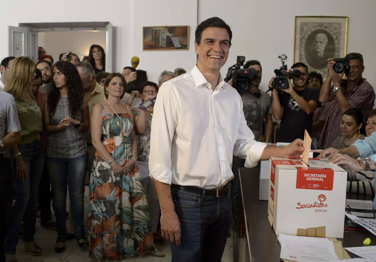 El voto de Pedro Sánchez. Pedro Sánchez, momentos antes de votar hoy en la Agrupación Socialista de Tetuan.