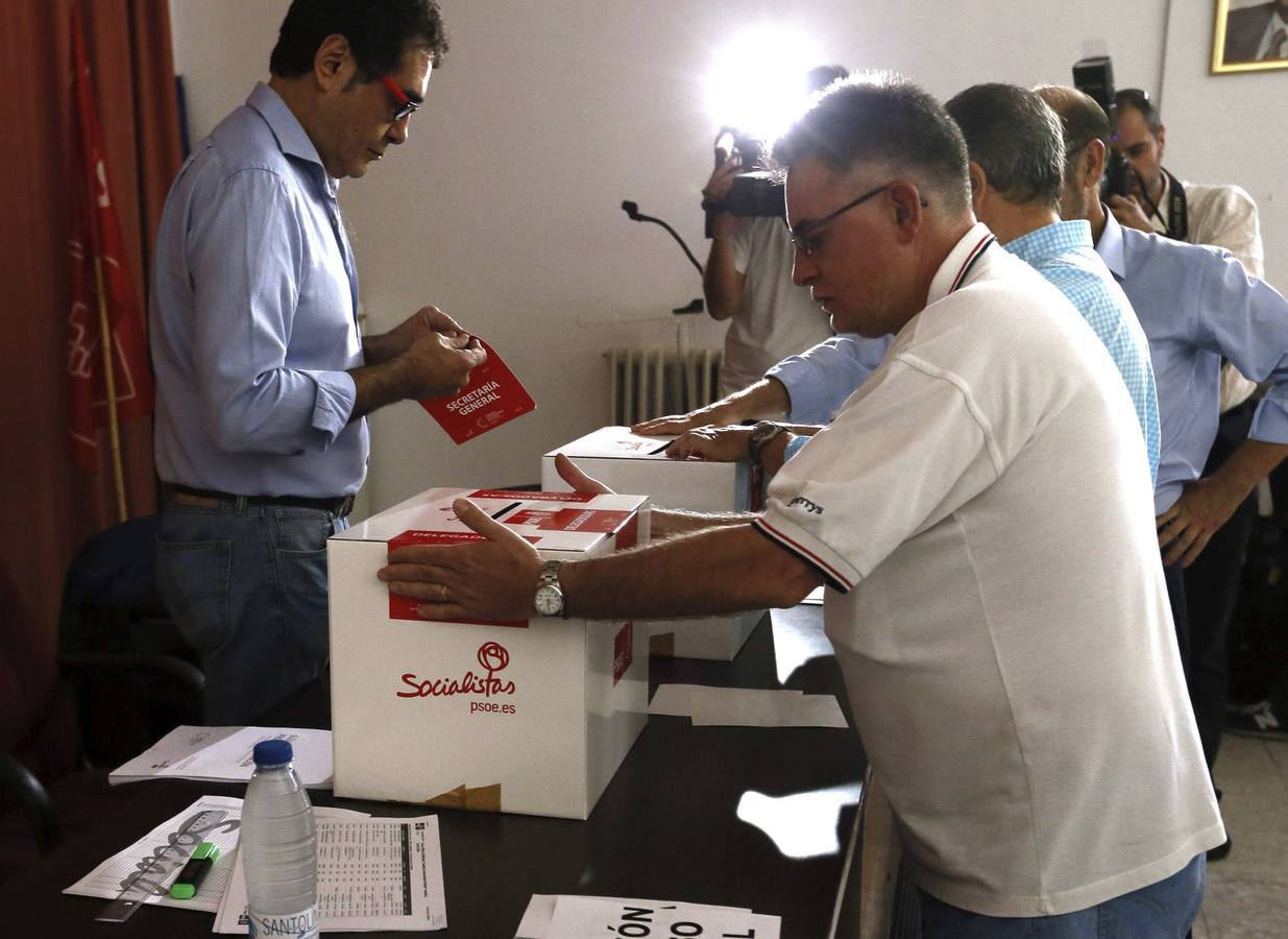 Una votación histórica. Los militantes del PSOE han sido los encargados de montar las urnas.