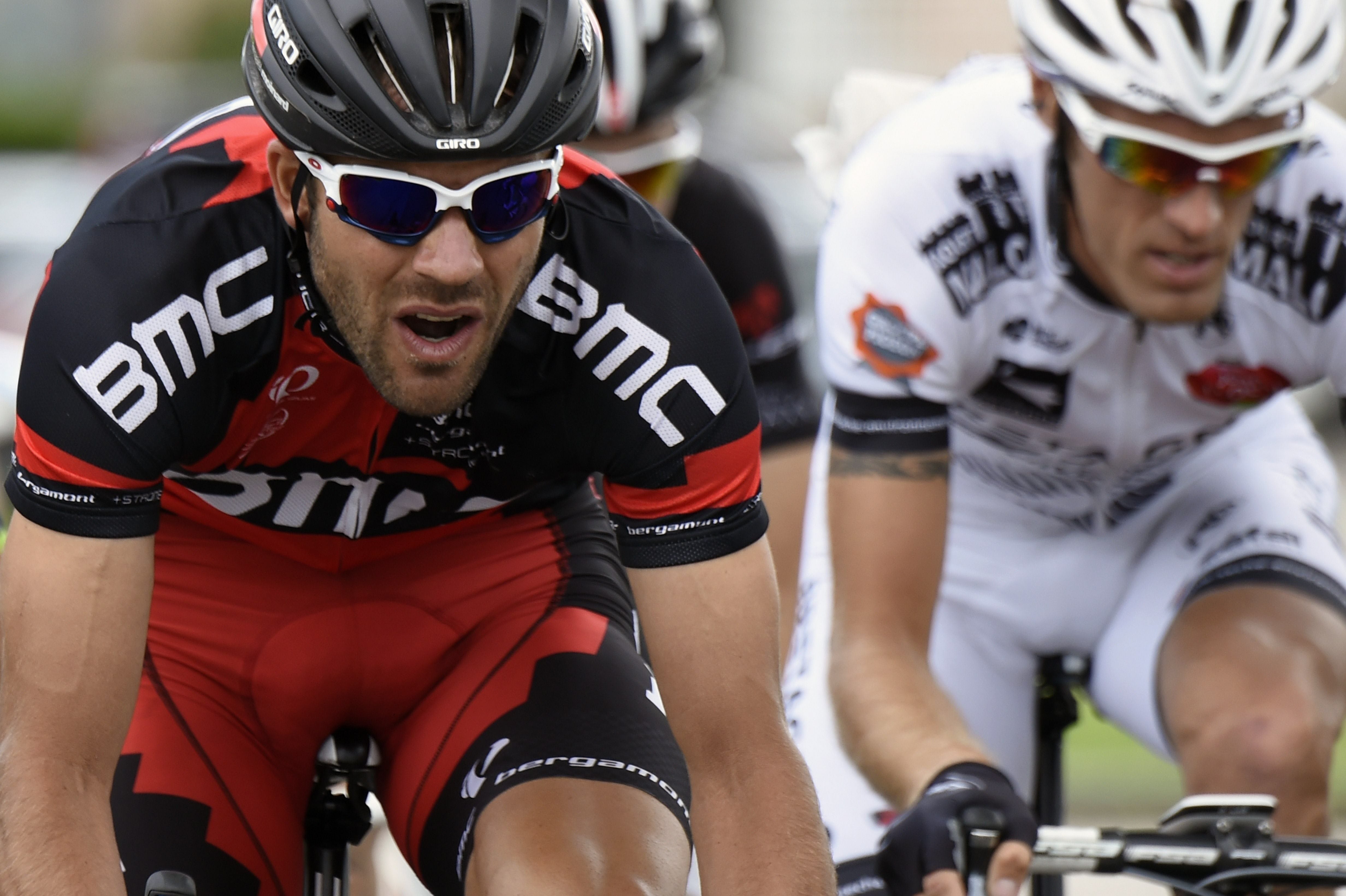 El francés Amael Moinard (i) y su compatriota Arnaud Gerard, en la décima etapa.